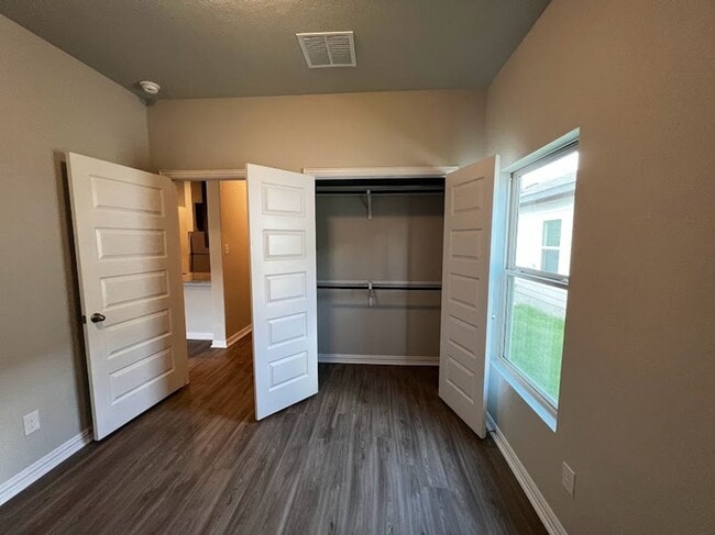 Building Photo - Spacious Single-Story Duplex with Upgraded Kitchen Appliances