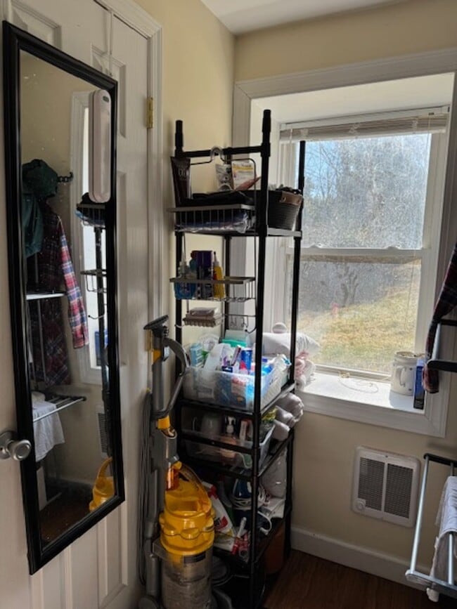 Building Photo - 215 N Lewis St