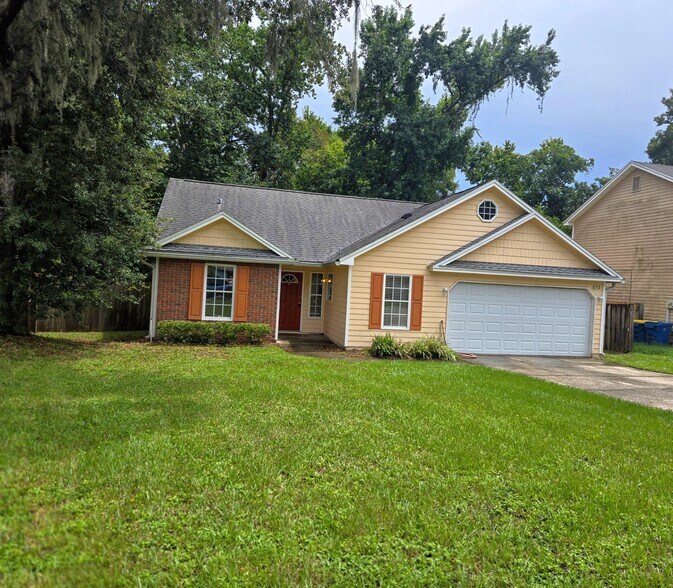 3/2 Private home w 2 car garage - 573 Serenade Cir E