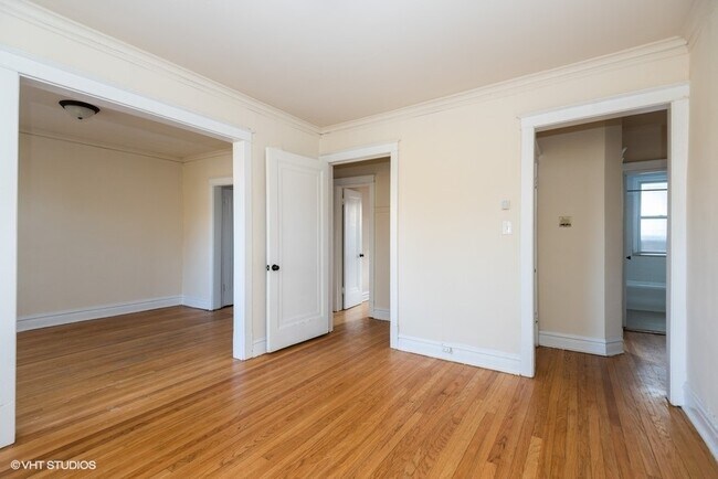 Building Photo - 5139 W Windsor Ave