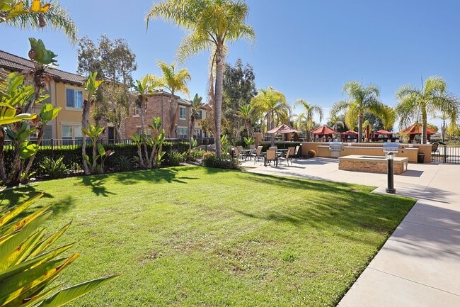 Building Photo - Fully Furnished 2-Bed, 2.5-Bath Home with ...