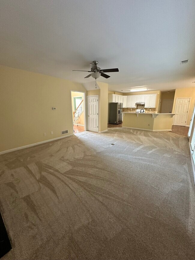 Building Photo - 420 White Rose Trce