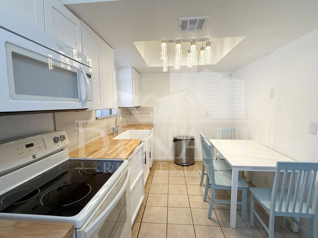 Building Photo - 2061 S Apache Dr