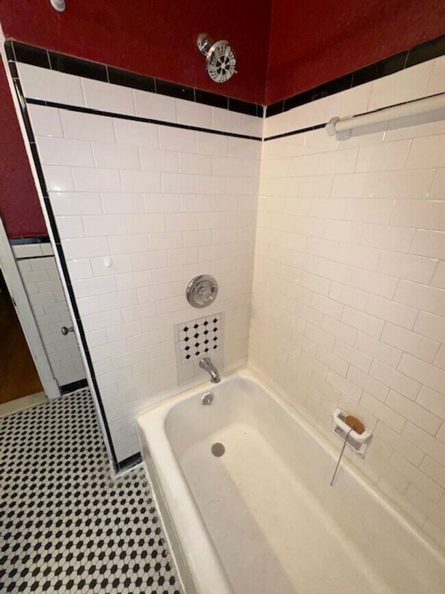 Building Photo - Charming 1 Bedroom Apt