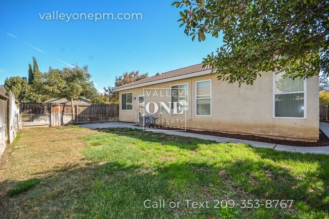 Building Photo - Well-Maintained Single Story Home in Desir...