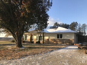 Building Photo - Nice Rural Home in Lecompton - available f...