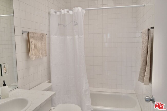 Building Photo - 4884 Glenalbyn Dr