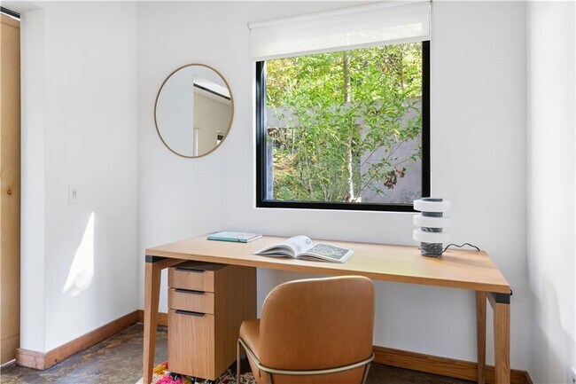 Building Photo - 515 Claire Dr NE