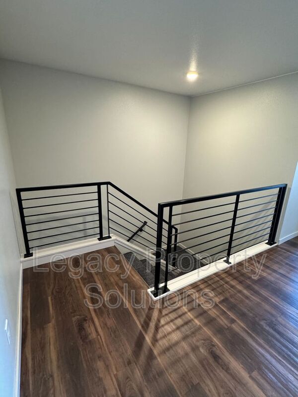 Building Photo - 220 E Greenfield Ln