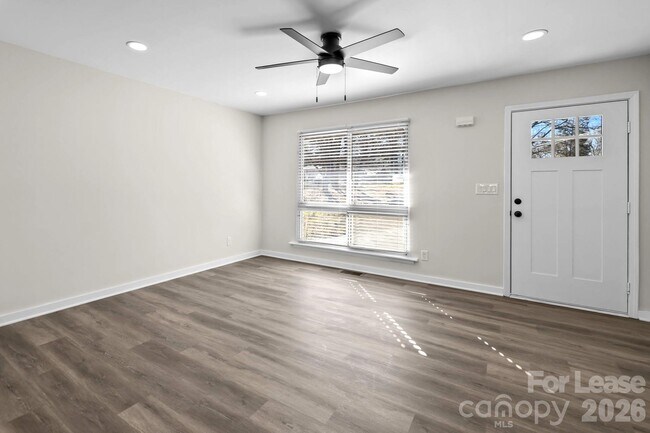 Building Photo - 801 Davenport St