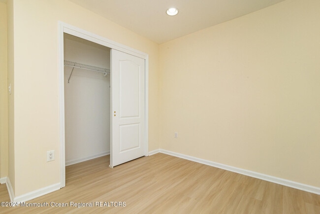 Building Photo - 4 Timber Grove Ct