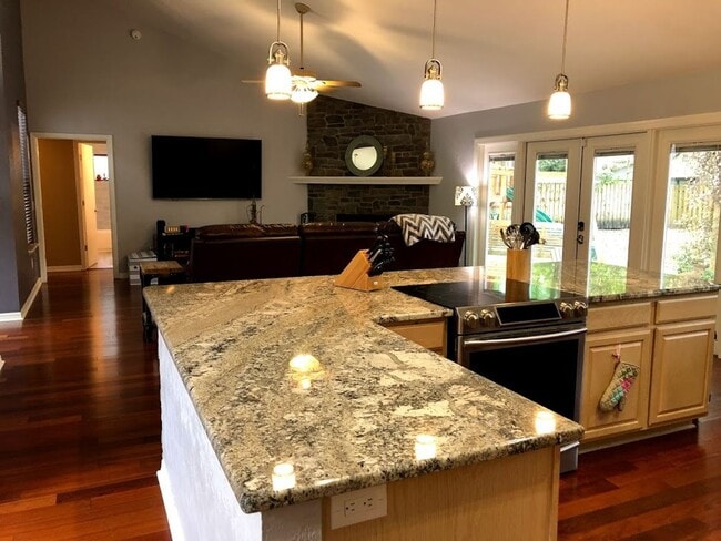 Building Photo - Beautifully Renovated Home in The Reserve!