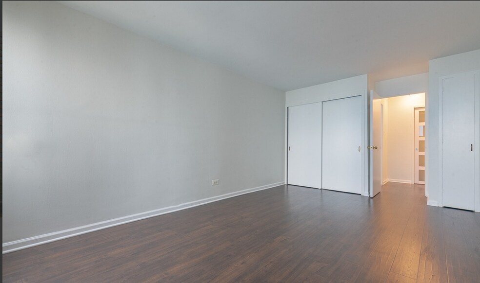 Building Photo - 6030 N Sheridan Rd