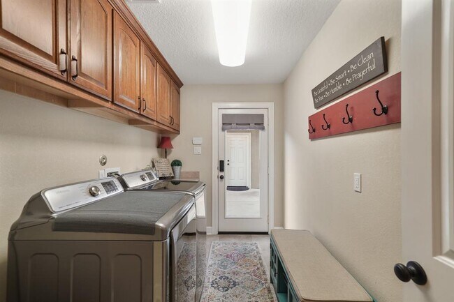 Building Photo - 586 Ruby Drive