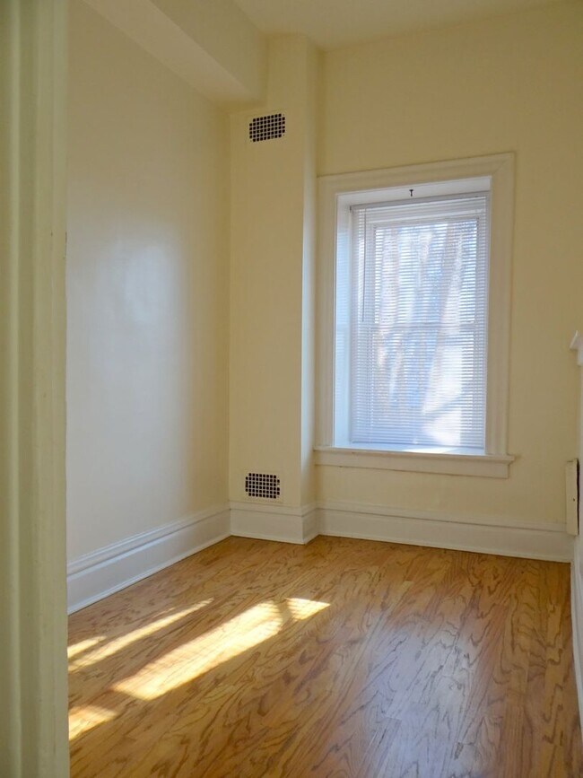 Building Photo - Charming 3 BD/2 BATH right across the stre...