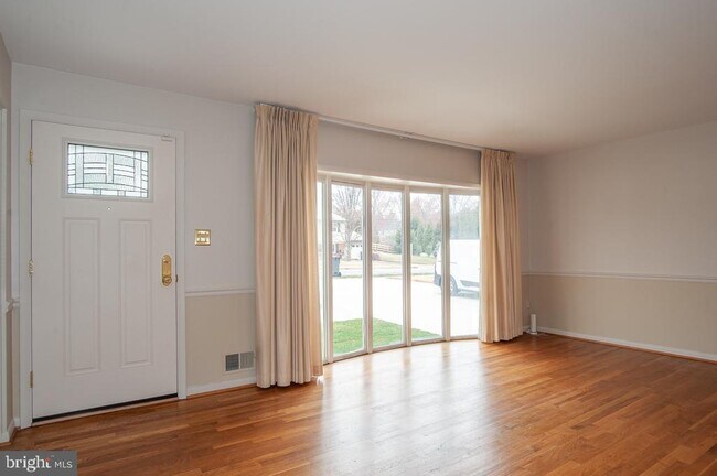 Building Photo - 5931 Peverill Dr