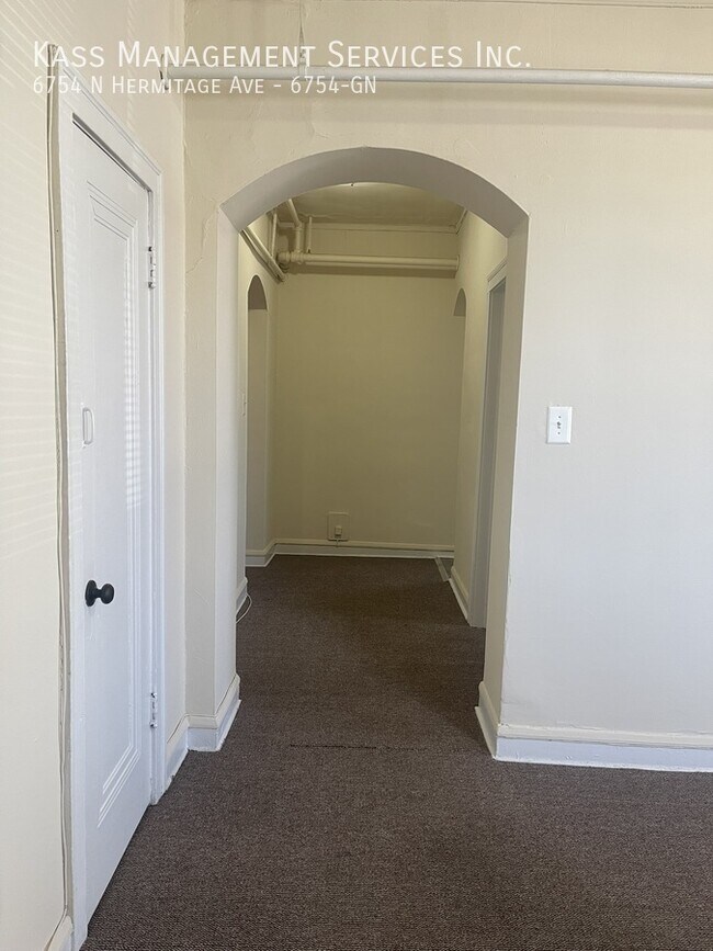 Building Photo - 6754 N Hermitage Ave