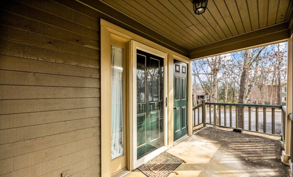 Building Photo - 2080 Woodlawn Dr SW