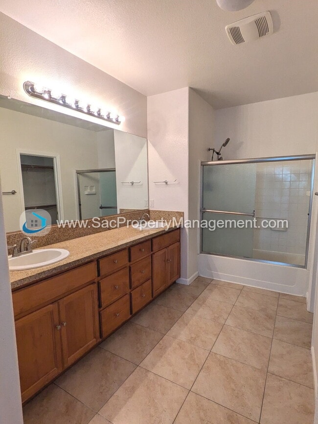 Building Photo - Amazing 4 Bedroom 2 Bathroom Home in a Qui...
