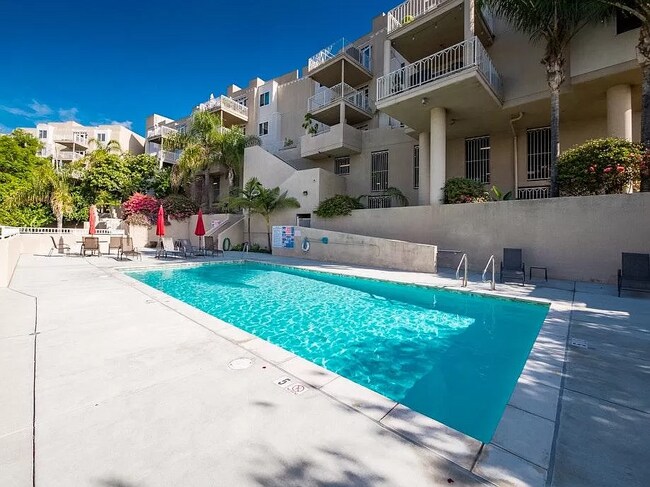 Building Photo - 2222 N Beachwood Dr