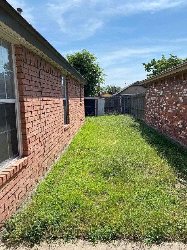 Building Photo - 2122 Meench Dr