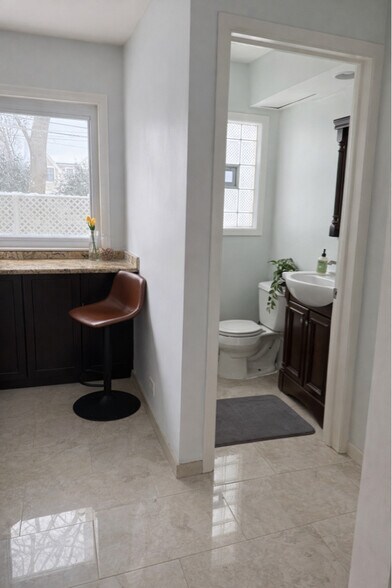 Building Photo - 952 Green Bay Rd