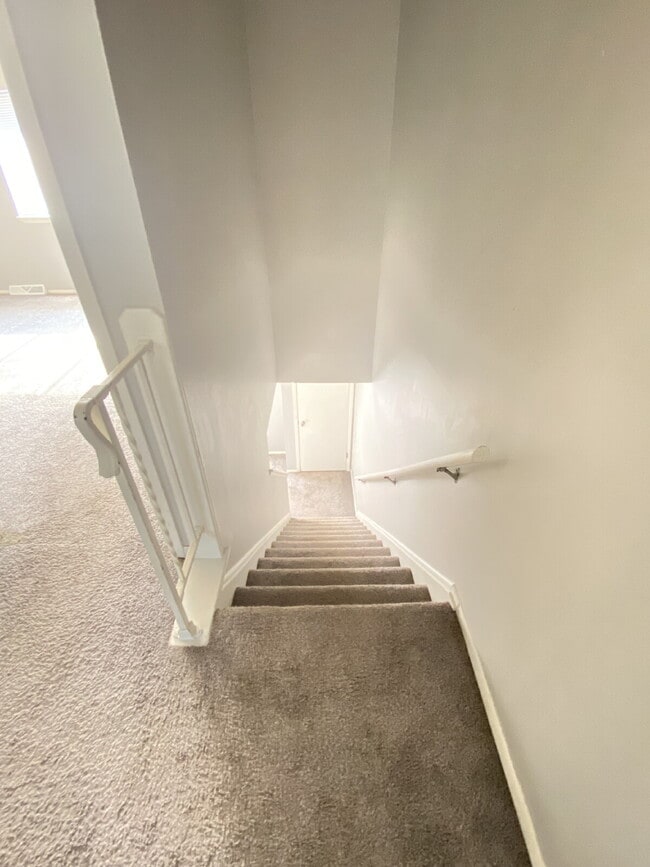 Building Photo - "Charming 2-Bed Townhome (multiplex buildi...