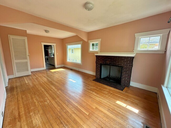 Building Photo - 2 bdrm/1 bath Lettered Streets cottage for rent