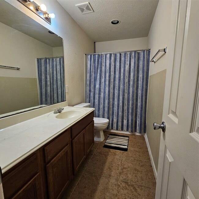 Building Photo - 11727 Madison Oak St