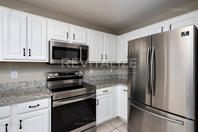 Building Photo - Gorgeous 3 Bed 2 Bath Brick Cottage on Corner Lot