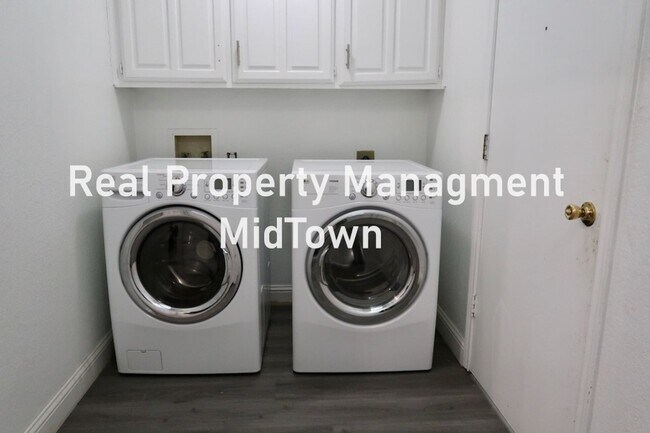 Building Photo - Charming Home Centrally Located in the DFW