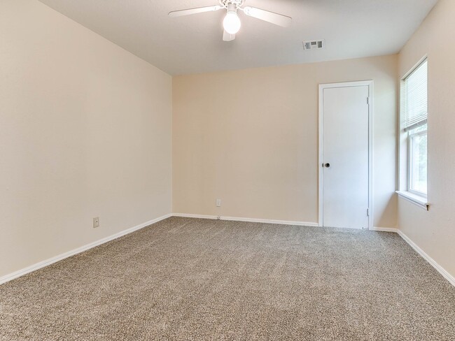 Building Photo - Just remodeled Duplex Home