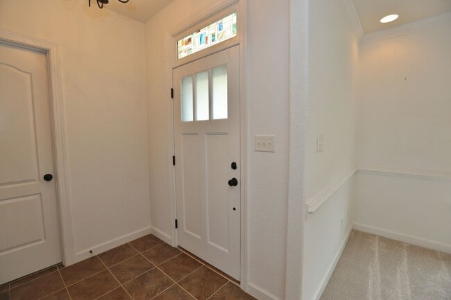 Building Photo - Sherwood Lakes Towhome! Available 05-12-25...