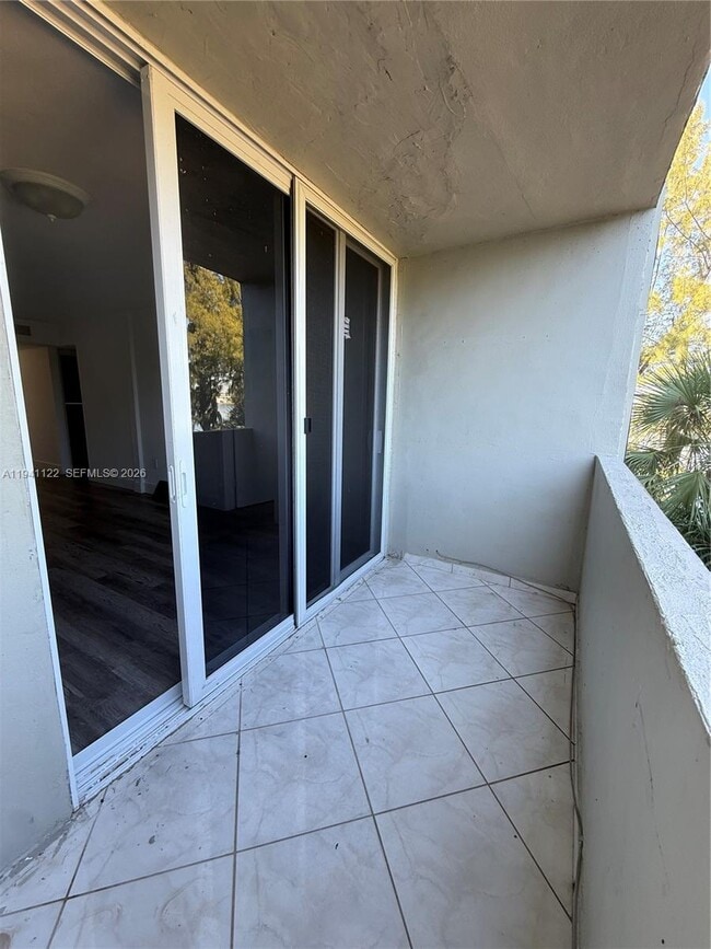 Building Photo - 10000 NW 80th Ct