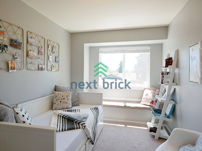 Building Photo - Quiet Townhouse 2 Beds 1.5 Bath Available for Rent!