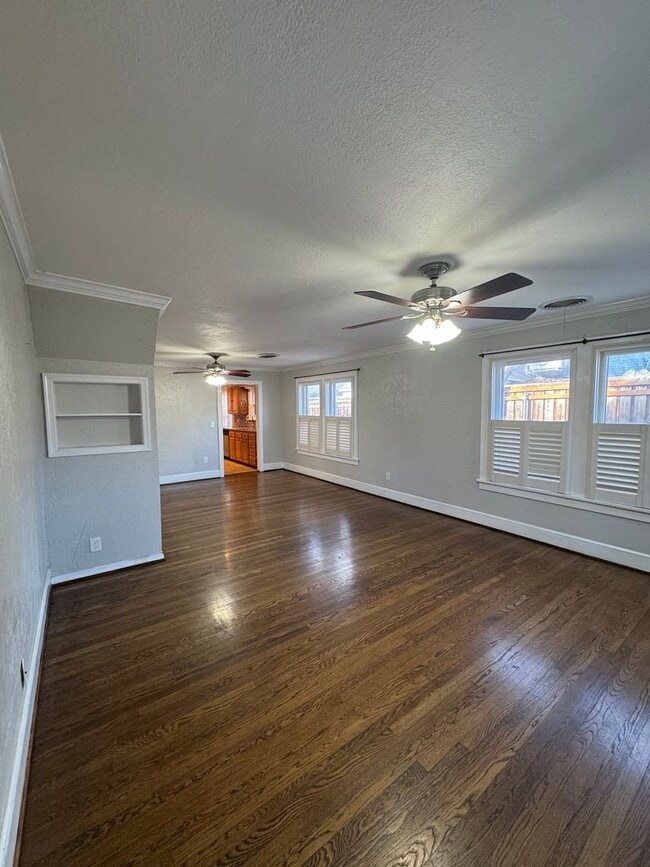 Building Photo - Located in Wolfin!!!! 3 bedrooms plus stud...