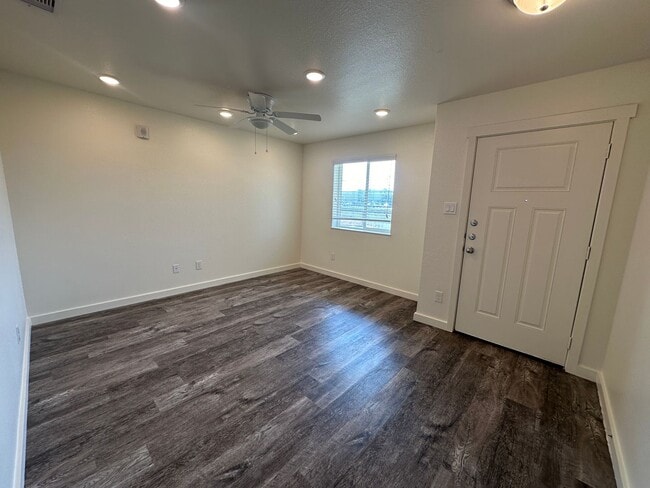 Building Photo - For Lease | 3 Bed, 2.5 Bath |1,688 Sq Ft |...