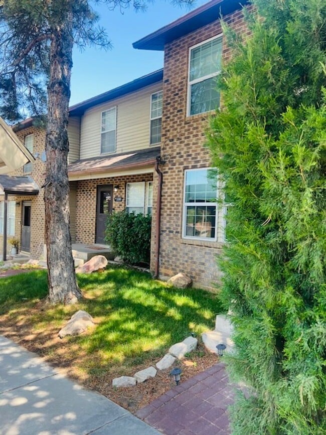 Primary Photo - Beautiful townhouse, walk to the Ogden wat...
