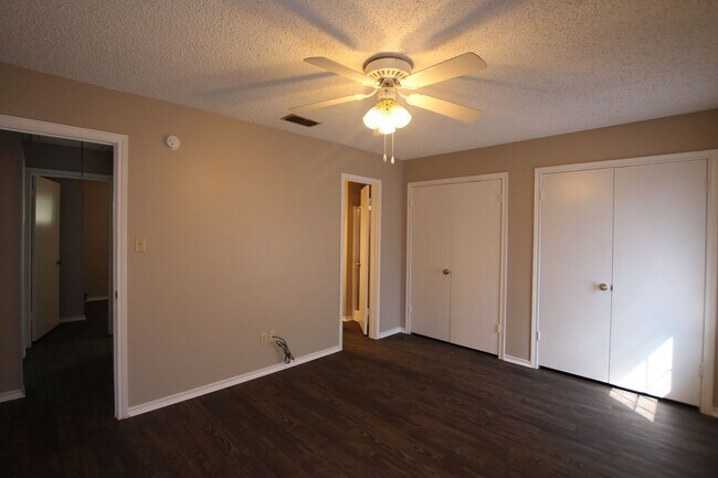 Building Photo - 201 Barbara St