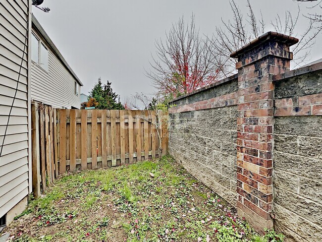 Building Photo - 16989 SW Cashew Way