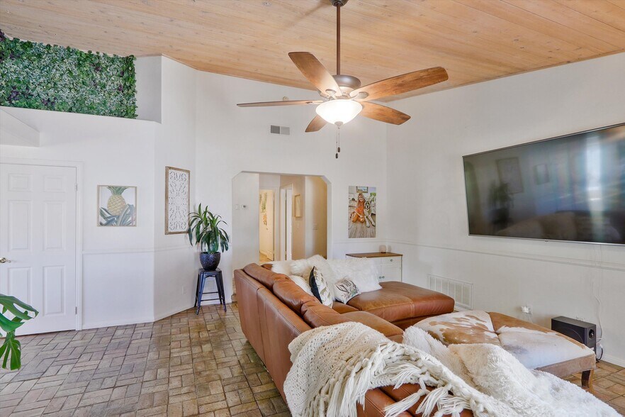 Building Photo - 15549 Vista Vicente Dr