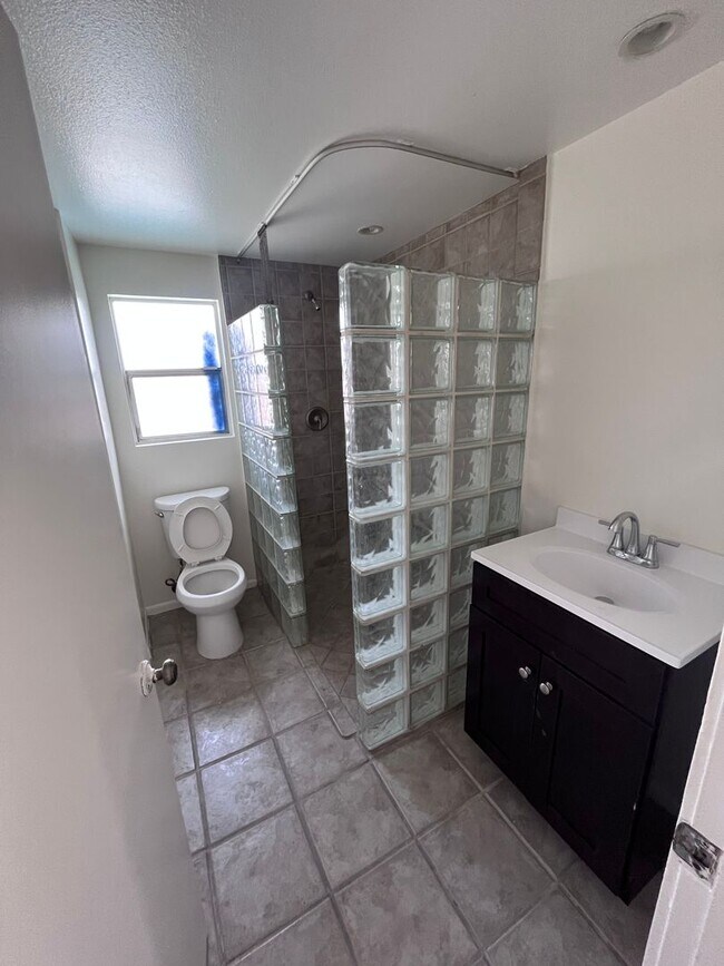 Building Photo - AVAILABLE NOW- Studio with private yard