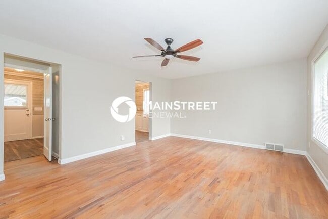 Building Photo - 4 Bedroom Pet-Friendly Home in PUYALLUP, WA with Main Street Renewal