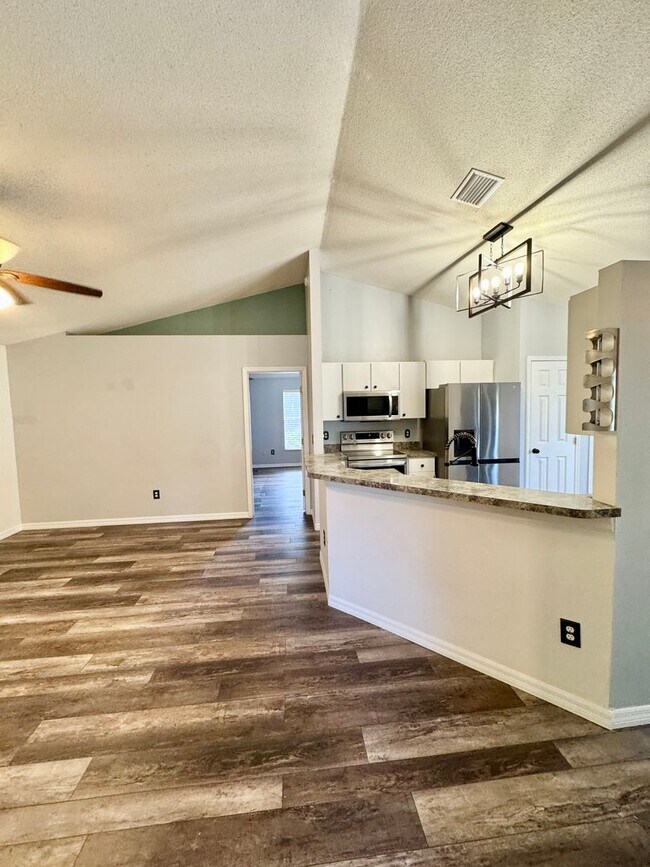 Building Photo - Spacious 3 Bedroom 2 Bath home, close to lake Minneola and Downtown Clermont