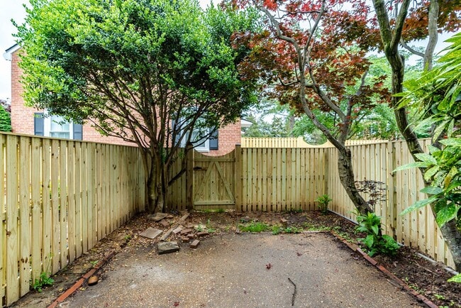 Building Photo - Beautifully Maintained 3 Levels, 2 Bedroom...