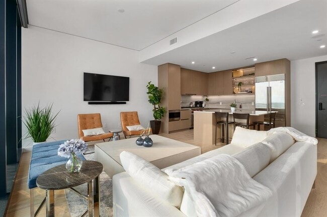 Building Photo - 610 Davis St