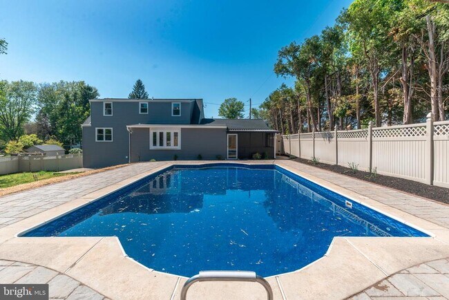 Building Photo - 248 Penncrest Dr