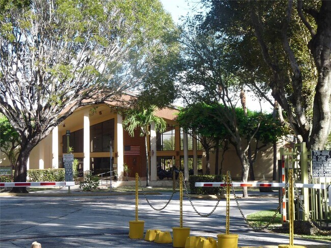 Building Photo - 14525 N Kendall Dr