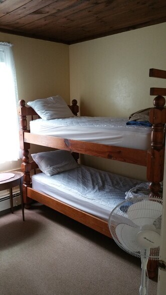 BR1: two twins set up as bunks - 11 Gilbert St