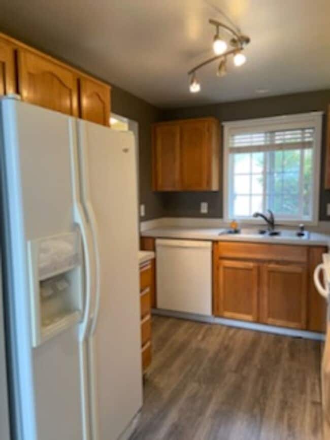Building Photo - 762-770 SW Sitka Dr